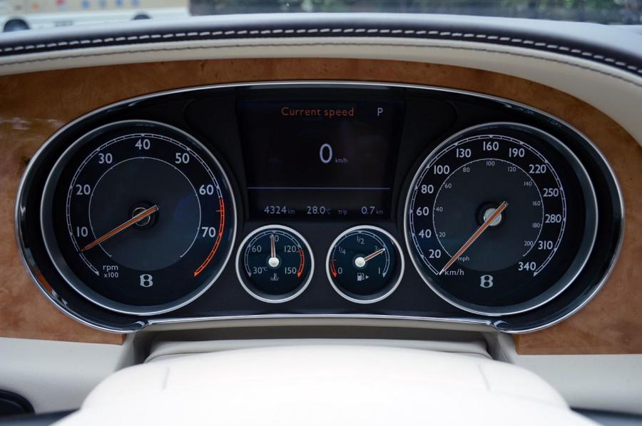 Панель приборов Bentley Flying Spur 2014 года  (фото 35 из 63)